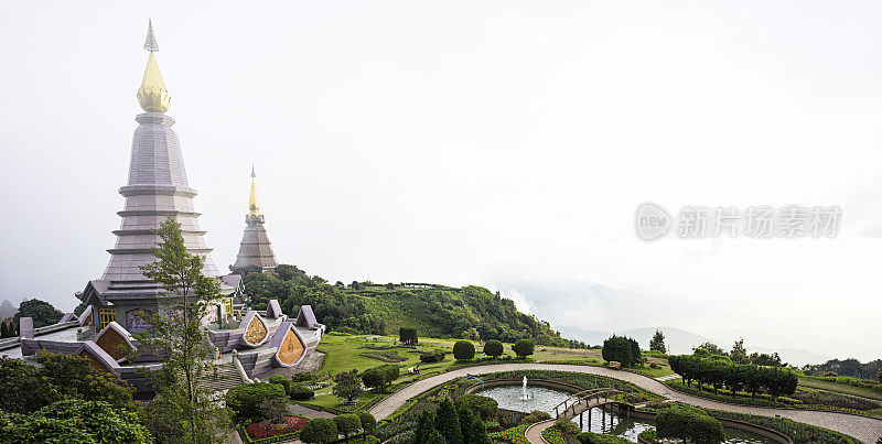 Phra Mahathat Naphamethanidon和Phra Mahathat Naphapholphumisiri在雾日